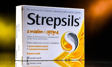 POZNAN, POL - 27 Haziran 2024: İngiliz-Hollandalı Reckitt Benckiser firması tarafından üretilen bir boğaz pastili paketi.