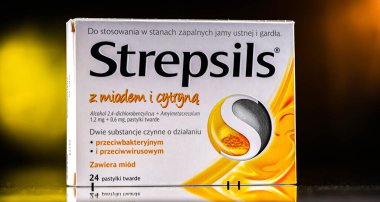 POZNAN, POL - 27 Haziran 2024: İngiliz-Hollandalı Reckitt Benckiser firması tarafından üretilen bir boğaz pastili paketi.