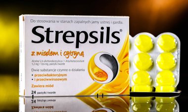 POZNAN, POL - 27 Haziran 2024: İngiliz-Hollandalı Reckitt Benckiser firması tarafından üretilen bir boğaz pastili paketi.