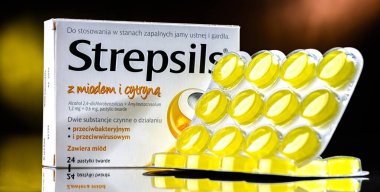 POZNAN, POL - 27 Haziran 2024: İngiliz-Hollandalı Reckitt Benckiser firması tarafından üretilen bir boğaz pastili paketi.