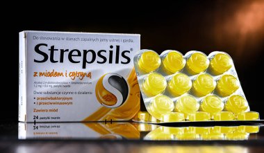 POZNAN, POL - 27 Haziran 2024: İngiliz-Hollandalı Reckitt Benckiser firması tarafından üretilen bir boğaz pastili paketi.