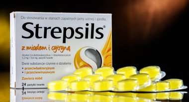 POZNAN, POL - 27 Haziran 2024: İngiliz-Hollandalı Reckitt Benckiser firması tarafından üretilen bir boğaz pastili paketi.