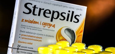 POZNAN, POL - 27 Haziran 2024: İngiliz-Hollandalı Reckitt Benckiser firması tarafından üretilen bir boğaz pastili paketi.