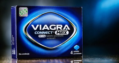 POZNAN, POL - 27 Haziran 2024: Ereksiyon bozukluğu ve pulmoner hipertansiyon tedavisinde kullanılan bir ilaç olan Pfizer Viagra paketi