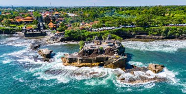Tanah Lot, Bali, Endonezya 'da uçurum kıyısı