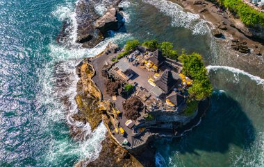 Tanah Lot, Bali, Endonezya 'da uçurum kıyısı