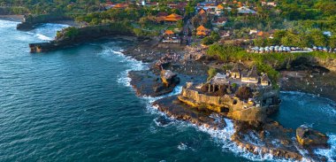 Tanah Lot, Bali, Endonezya 'da uçurum kıyısı