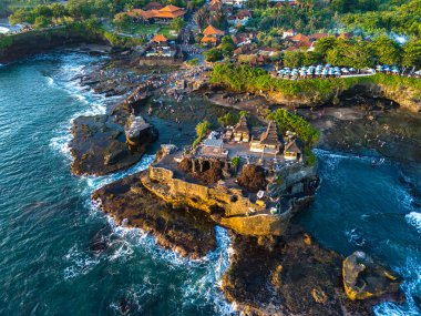 Tanah Lot, Bali, Endonezya 'da uçurum kıyısı