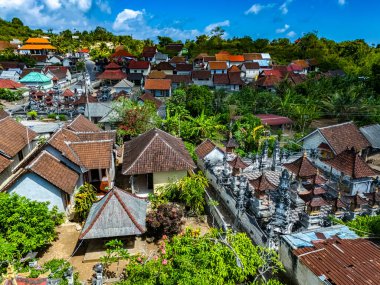 Tanglad, Nusa Penida, Klungkung Regency, Endonezja 'daki küçük bir köyün hava görüntüsü.