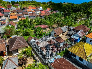 Tanglad, Nusa Penida, Klungkung Regency, Endonezja 'daki küçük bir köyün hava görüntüsü.
