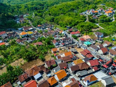 Tanglad, Nusa Penida, Klungkung Regency, Endonezja 'daki küçük bir köyün hava görüntüsü.