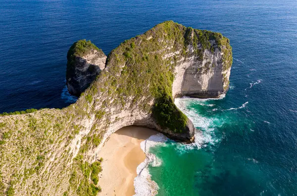 Endonezya 'nın Nusa Penida Adası' ndaki Kelingking Plajı