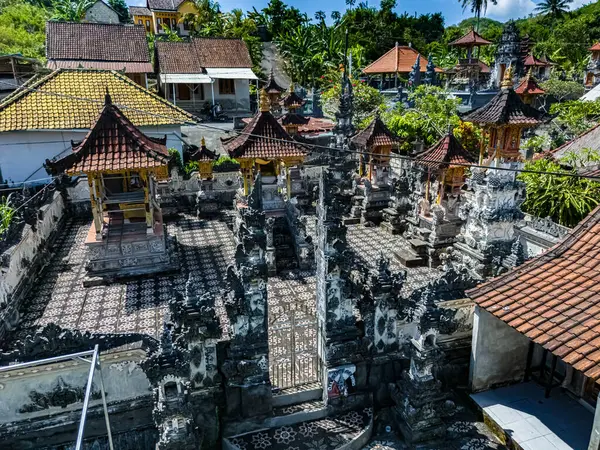 Tanglad, Nusa Penida, Klungkung Regency, Endonezja 'daki küçük bir köyün hava görüntüsü.