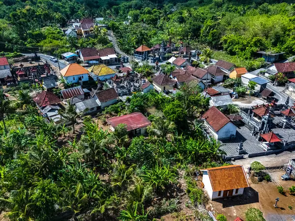 Tanglad, Nusa Penida, Klungkung Regency, Endonezja 'daki küçük bir köyün hava görüntüsü.