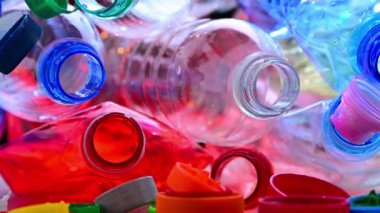 Boş renkli içecek şişeleri. Geri dönüşümlü plastik atık