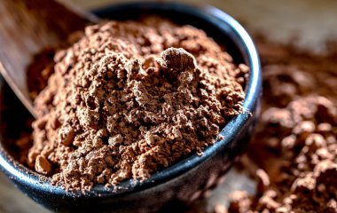 Tahta masada bir kase kakao tozu..