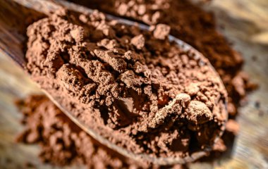 tahta kaşık kakao tozu.