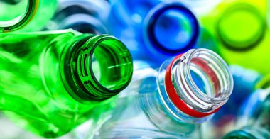 Boş renkli içecek şişeleri. Geri dönüşümlü plastik atık.