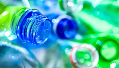 Boş renkli içecek şişeleri. Geri dönüşümlü plastik atık.