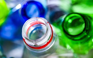 Boş renkli içecek şişeleri. Geri dönüşümlü plastik atık.