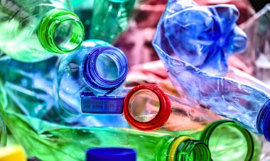 Boş renkli içecek şişeleri. Geri dönüşümlü plastik atık.