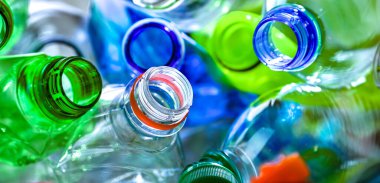 Boş renkli içecek şişeleri. Geri dönüşümlü plastik atık.