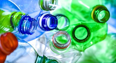Boş renkli içecek şişeleri. Geri dönüşümlü plastik atık.
