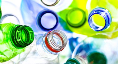 Boş renkli içecek şişeleri. Geri dönüşümlü plastik atık.