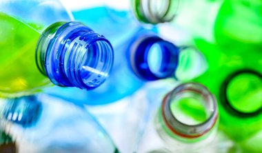 Boş renkli içecek şişeleri. Geri dönüşümlü plastik atık.