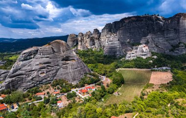 Doğu Ortodoks manastırlarının yer aldığı Meteora manzarası, Yunanistan 'ın kuzeybatısındaki Thessaly, UNESCO Dünya Mirası Bölgesi' ndeki Trikala bölgesel biriminde bir kaya oluşumu