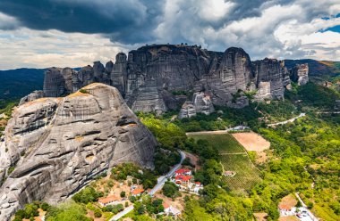 Doğu Ortodoks manastırlarının yer aldığı Meteora manzarası, Yunanistan 'ın kuzeybatısındaki Thessaly, UNESCO Dünya Mirası Bölgesi' ndeki Trikala bölgesel biriminde bir kaya oluşumu