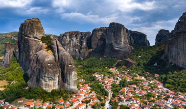 Doğu Ortodoks manastırlarının yer aldığı Meteora manzarası, Yunanistan 'ın kuzeybatısındaki Thessaly, UNESCO Dünya Mirası Bölgesi' ndeki Trikala bölgesel biriminde bir kaya oluşumu