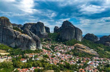 Doğu Ortodoks manastırlarının yer aldığı Meteora manzarası, Yunanistan 'ın kuzeybatısındaki Thessaly, UNESCO Dünya Mirası Bölgesi' ndeki Trikala bölgesel biriminde bir kaya oluşumu