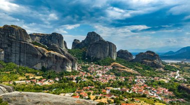 Doğu Ortodoks manastırlarının yer aldığı Meteora manzarası, Yunanistan 'ın kuzeybatısındaki Thessaly, UNESCO Dünya Mirası Bölgesi' ndeki Trikala bölgesel biriminde bir kaya oluşumu