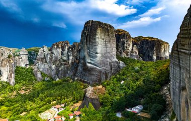 Doğu Ortodoks manastırlarının yer aldığı Meteora manzarası, Yunanistan 'ın kuzeybatısındaki Thessaly, UNESCO Dünya Mirası Bölgesi' ndeki Trikala bölgesel biriminde bir kaya oluşumu