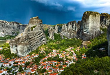 Doğu Ortodoks manastırlarının yer aldığı Meteora manzarası, Yunanistan 'ın kuzeybatısındaki Thessaly, UNESCO Dünya Mirası Bölgesi' ndeki Trikala bölgesel biriminde bir kaya oluşumu