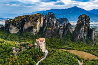 Doğu Ortodoks manastırlarının yer aldığı Meteora manzarası, Yunanistan 'ın kuzeybatısındaki Thessaly, UNESCO Dünya Mirası Bölgesi' ndeki Trikala bölgesel biriminde bir kaya oluşumu