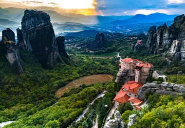Doğu Ortodoks manastırlarının yer aldığı Meteora manzarası, Yunanistan 'ın kuzeybatısındaki Thessaly, UNESCO Dünya Mirası Bölgesi' ndeki Trikala bölgesel biriminde bir kaya oluşumu