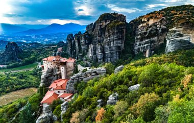 Doğu Ortodoks manastırlarının yer aldığı Meteora manzarası, Yunanistan 'ın kuzeybatısındaki Thessaly, UNESCO Dünya Mirası Bölgesi' ndeki Trikala bölgesel biriminde bir kaya oluşumu