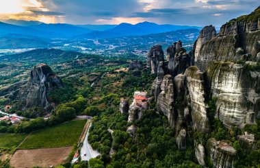 Doğu Ortodoks manastırlarının yer aldığı Meteora manzarası, Yunanistan 'ın kuzeybatısındaki Thessaly, UNESCO Dünya Mirası Bölgesi' ndeki Trikala bölgesel biriminde bir kaya oluşumu