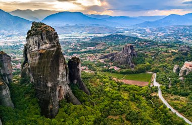 Doğu Ortodoks manastırlarının yer aldığı Meteora manzarası, Yunanistan 'ın kuzeybatısındaki Thessaly, UNESCO Dünya Mirası Bölgesi' ndeki Trikala bölgesel biriminde bir kaya oluşumu