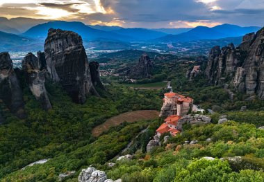 Doğu Ortodoks manastırlarının yer aldığı Meteora manzarası, Yunanistan 'ın kuzeybatısındaki Thessaly, UNESCO Dünya Mirası Bölgesi' ndeki Trikala bölgesel biriminde bir kaya oluşumu
