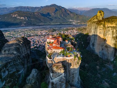 Doğu Ortodoks manastırlarının yer aldığı Meteora manzarası, Yunanistan 'ın kuzeybatısındaki Thessaly, UNESCO Dünya Mirası Bölgesi' ndeki Trikala bölgesel biriminde bir kaya oluşumu