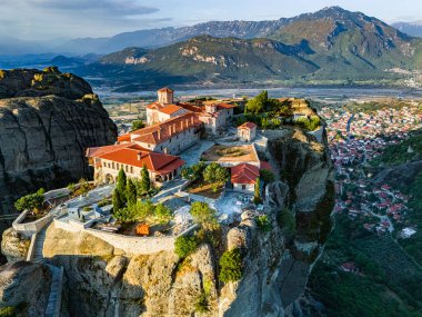 Doğu Ortodoks manastırlarının yer aldığı Meteora manzarası, Yunanistan 'ın kuzeybatısındaki Thessaly, UNESCO Dünya Mirası Bölgesi' ndeki Trikala bölgesel biriminde bir kaya oluşumu