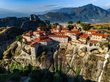 Doğu Ortodoks manastırlarının yer aldığı Meteora manzarası, Yunanistan 'ın kuzeybatısındaki Thessaly, UNESCO Dünya Mirası Bölgesi' ndeki Trikala bölgesel biriminde bir kaya oluşumu