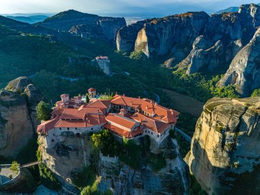 Doğu Ortodoks manastırlarının yer aldığı Meteora manzarası, Yunanistan 'ın kuzeybatısındaki Thessaly, UNESCO Dünya Mirası Bölgesi' ndeki Trikala bölgesel biriminde bir kaya oluşumu