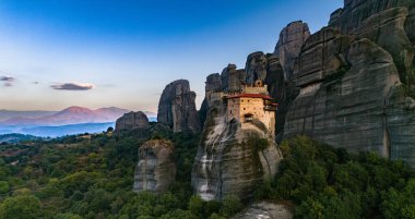 Doğu Ortodoks manastırlarının yer aldığı Meteora manzarası, Yunanistan 'ın kuzeybatısındaki Thessaly, UNESCO Dünya Mirası Bölgesi' ndeki Trikala bölgesel biriminde bir kaya oluşumu