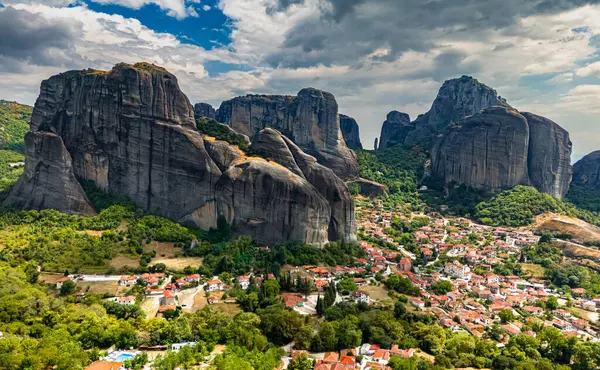 Doğu Ortodoks manastırlarının yer aldığı Meteora manzarası, Yunanistan 'ın kuzeybatısındaki Thessaly, UNESCO Dünya Mirası Bölgesi' ndeki Trikala bölgesel biriminde bir kaya oluşumu