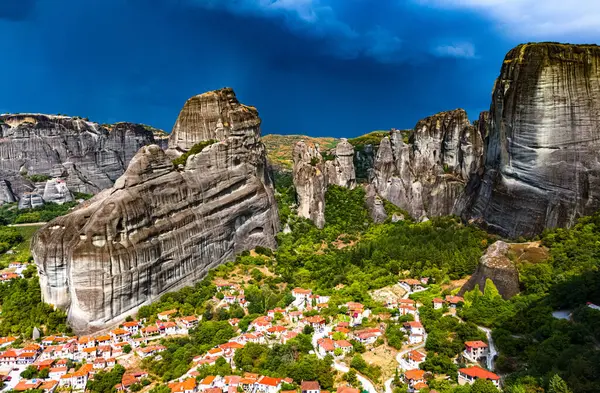 Doğu Ortodoks manastırlarının yer aldığı Meteora manzarası, Yunanistan 'ın kuzeybatısındaki Thessaly, UNESCO Dünya Mirası Bölgesi' ndeki Trikala bölgesel biriminde bir kaya oluşumu