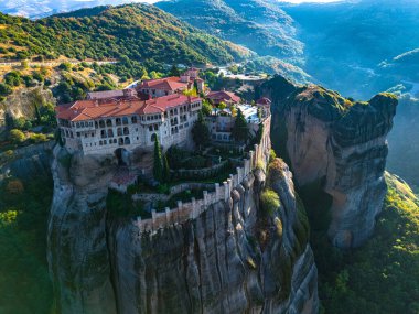 Doğu Ortodoks manastırlarının yer aldığı Meteora manzarası, Yunanistan 'ın kuzeybatısındaki Thessaly, UNESCO Dünya Mirası Bölgesi' ndeki Trikala bölgesel biriminde bir kaya oluşumu